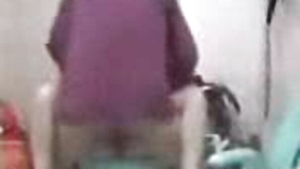 Η Mery Monro καβαλάει τον μεγάλο ζουμερό κόκορα με τον μαλάκα της